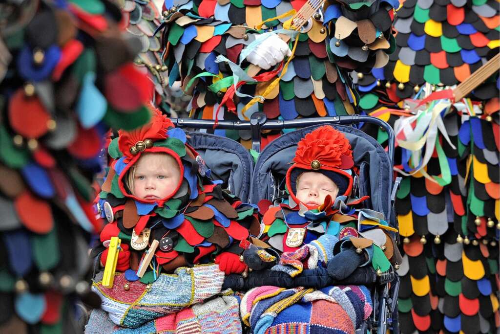 Auch die Kleinsten tragen bereits das „Häs“, das traditionelle Narrenkostüm. Auch die Kleinsten tragen bereits das „Häs“, das traditionelle Narrenkostüm.