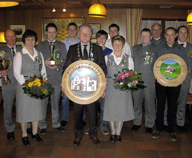 Beim Knigsball der Schtzengesellscha...erte sich das Knigspaar mit Gefolge.   | Foto: Verein