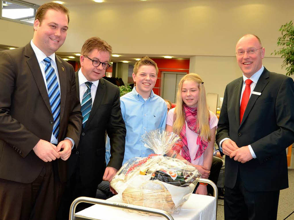 Sparkassenchef Theo Binninger, Sohn Axel und Tochter Carolin berreichten Guido Wolf ein Geschenk. Mit im Bild Felix Schreiner.