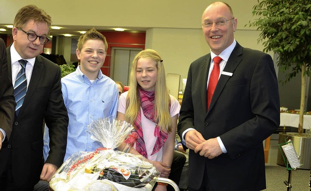 Sparkassenchef Theo Binninger, Tochter...ner Besuchs in Bonndorf ein Geschenk.   | Foto: Juliane Khnemund