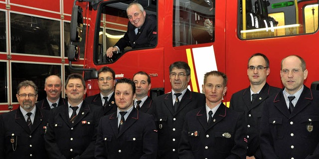 Die neue Feuerwehrabteilung Rickenbach...links), sowie Rolf Rieger im Fahrzeug.  | Foto: kirsten lux