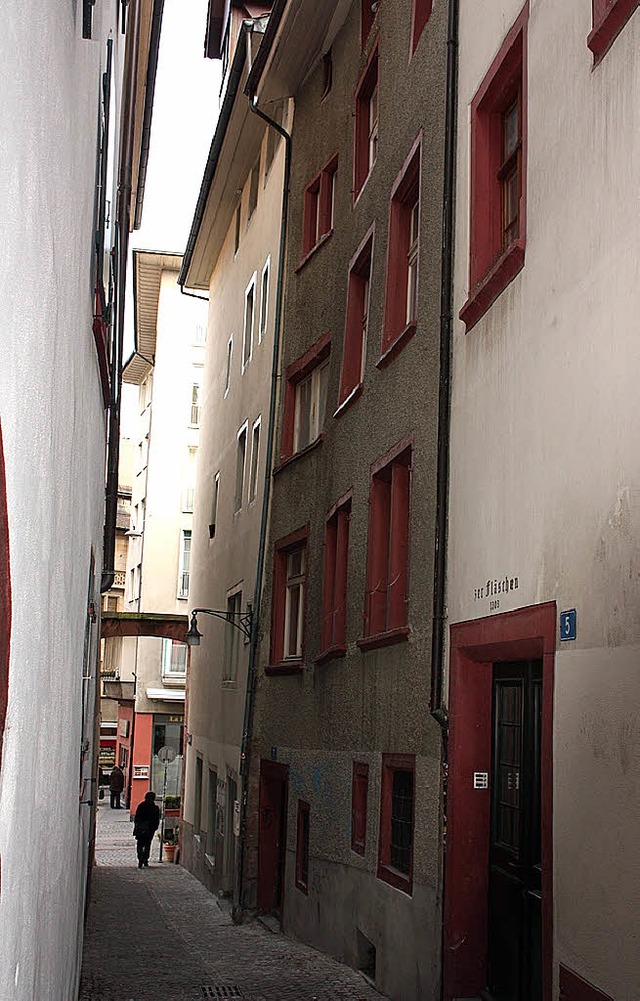 Von auen wirkt das Haus im schmalen Gsslein unscheinbar.  | Foto: Annika Erismann