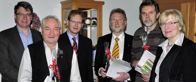 Georg Villinger (links), Anita Trndle...chler (von links) fr ihr Engagement.   | Foto: Stefan Schwarz