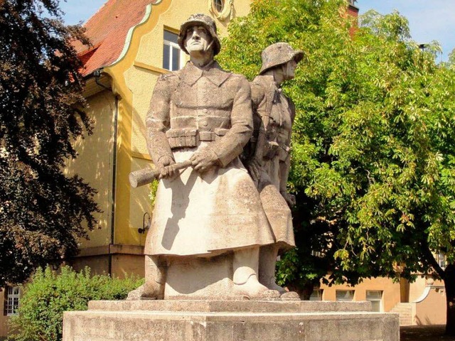 An dem Kriegerdenkmal auf dem Murger Schulhof scheiden sich die Geister.  | Foto: Reinhard Herbrig