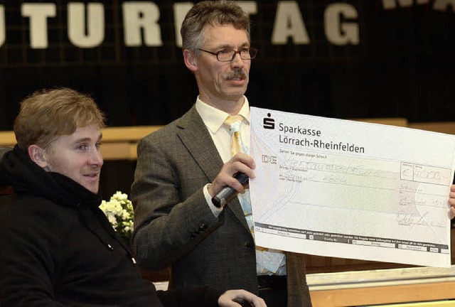 Vorsitzender Dieter Meier berreicht d...uel Koch einen Scheck ber 4000 Euro.   | Foto: dippel