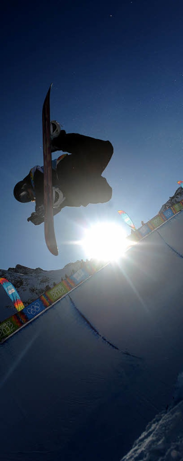 Ein Sprung in die olympische Zukunft: ...land beim Snowboarden in der Halfpipe   | Foto: AFP