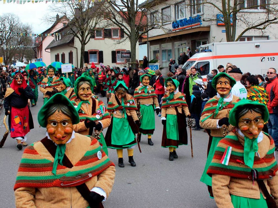Aus Freiburg waren die Mooswaldwiibli ... der Gottenheimer Krutstorze gekommen.  | Foto: Mario Schneberg