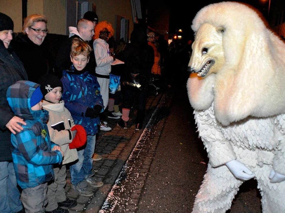 Keine Angst vor groen Eisbren haben die kleinen Zuschauer.  | Foto: Julius Steckmeister