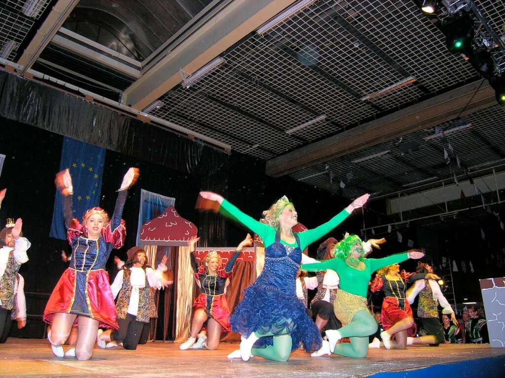 Rasender Parcours von höfischem Tanz bis Popcharts bekamen die Zuschauer beim Tanztheater des Karnevalsvereins Kollerkrotten, Brühl, geboten Rasender Parcours von höfischem Tanz bis Popcharts bekamen die Zuschauer beim Tanztheater des Karnevalsvereins Kollerkrotten, Brühl, geboten