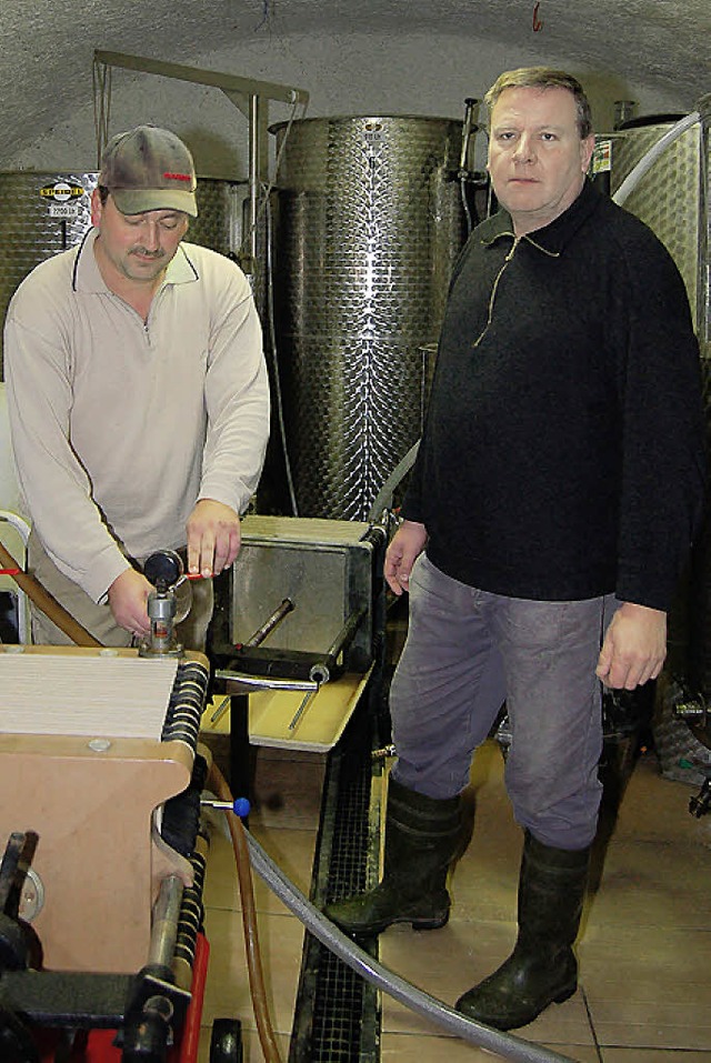 Am Samstag erfuhr der Wein zunchst eine Schnung, dann wurde filtriert.   | Foto: Heinz Vollmar