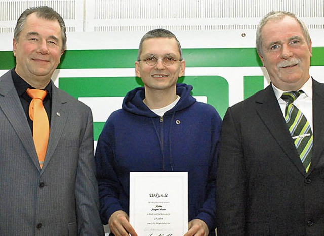 Thomas Voglgsang (links) und Thorsten ...echts) mit  dem geehrten Jrgen Maier   | Foto: Sedlak