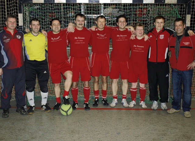 Alte-Herren-Hallenfuball-Stadtmeister...tich (rechts) und Bernd Dehn (links).   | Foto: Paul Schleer