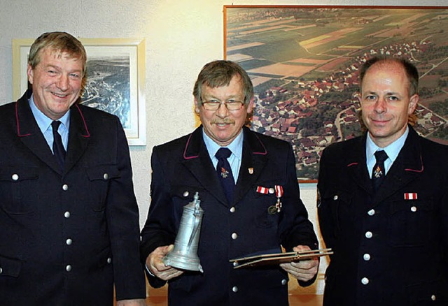 Hanspeter Brunner (Mitte) wurde vom st...elb   zum Hauptlschmeister befrdert.  | Foto: cremer