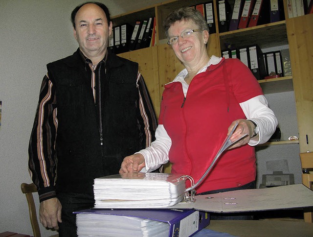 Dora Zuberer und ihr Mann Gerd mit ein...n aus dem Kindergarten in Obereggenen   | Foto: Dorothee Philipp