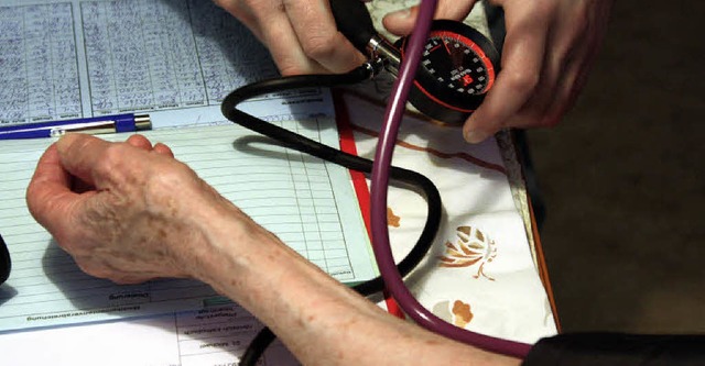Blutdruck messen, Verbnde wechseln: D...l der ambulanten Pflege kmmert sich.   | Foto: Silvia Faller