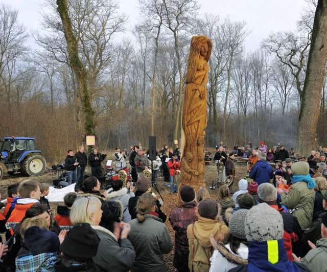 Mit Applaus bedachten die Opfinger ihre neue Holzskulptur im Wald.  | Foto: Rita Eggstein