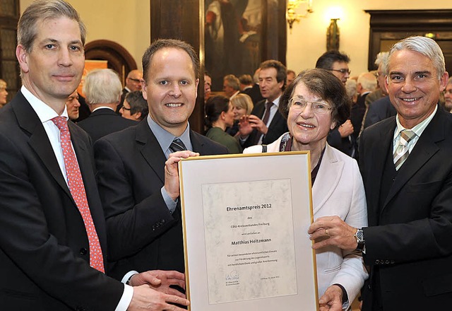 Preistrger Matthias Heitzmann mit Sig...reisvorsitzenden Klaus Schle (links).  | Foto: Rita Eggstein