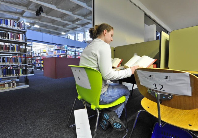 Fabienne Brucher testet beim Lernen schon mal Sthle in der Unibibliothek.   | Foto: Michael Bamberger