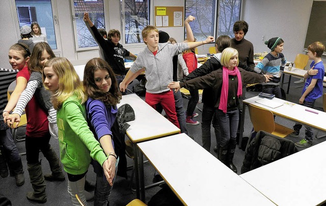 Mit bungen der Rckenschule soll im M...r gesundes Verhalten geweckt werden.   | Foto: Ingo Schneider