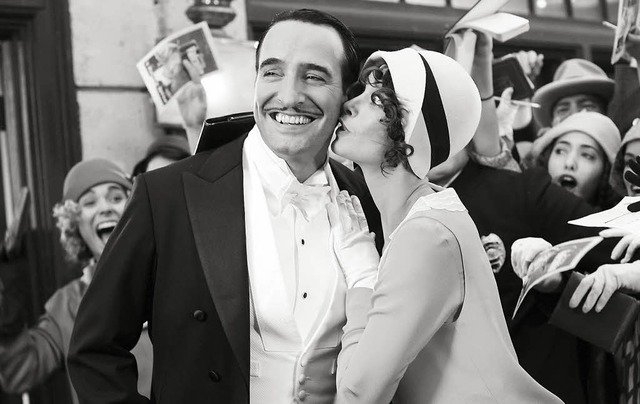 Als wr&#8217;s ein Filmklassiker: &#8... mit Jean Dujardin und Brnice Bjo    | Foto: delphi