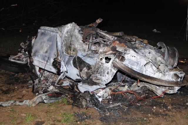 Schlimmer Unfall auf B3 fordert zwei Todesopfer – Fahrzeuge brennen aus
