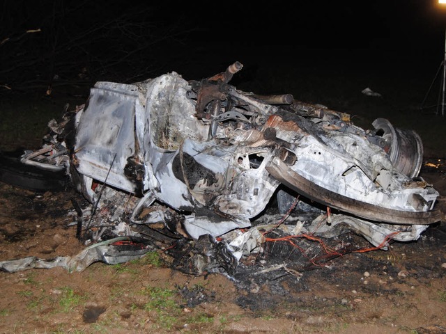Ein Bild der Verwstung: Eines der aus...Fahrzeuge nach dem Unfall auf der B 3.  | Foto: Kamera24.TV