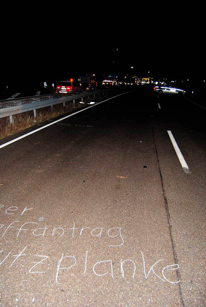 Frontalzusammenstoß trotz Leitplanke zwischen den Fahrbahnen: Auf der B 3 zwischen Denzlingen und Gundelfingen kamen zwei Menschen ums Leben. Frontalzusammenstoß trotz Leitplanke zwischen den Fahrbahnen: Auf der B 3 zwischen Denzlingen und Gundelfingen kamen zwei Menschen ums Leben.