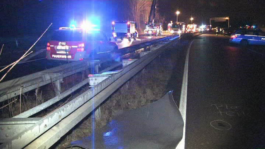 Frontalzusammenstoß trotz Leitplanke zwischen den Fahrbahnen: Auf der B 3 zwischen Denzlingen und Gundelfingen kamen zwei Menschen ums Leben. Frontalzusammenstoß trotz Leitplanke zwischen den Fahrbahnen: Auf der B 3 zwischen Denzlingen und Gundelfingen kamen zwei Menschen ums Leben.