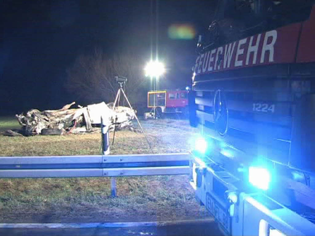Frontalzusammenstoß trotz Leitplanke zwischen den Fahrbahnen: Auf der B 3 zwischen Denzlingen und Gundelfingen kamen zwei Menschen ums Leben. Frontalzusammenstoß trotz Leitplanke zwischen den Fahrbahnen: Auf der B 3 zwischen Denzlingen und Gundelfingen kamen zwei Menschen ums Leben.