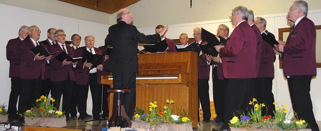 Der Mnnergesangverein Leiselheim unter der Stabfhrung von Hermann Hess.  | Foto: Roland Vitt