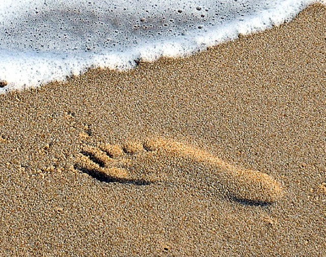 Anders als ein Fuabdruck auf dem Sand... so einfach von der Gischt wegsplen.   | Foto: DPA