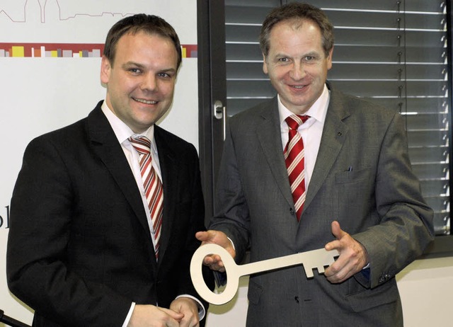 Innenminister Reinhold Gall (rechts) m... Schlsselbergabe fr das neue Revier  | Foto: mimo