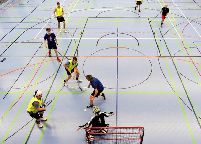 Immer dienstags trainiert die Floorballtruppe in der Angell-Sporthalle.  | Foto: Ingo Schneider