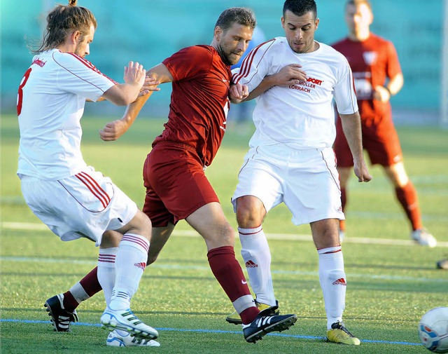 Ein Bild aus der Vergangenheit: Werner...t zwei Spielern von Lrrach-Brombach.   | Foto: Meinrad Schn