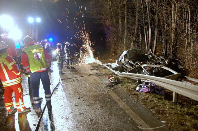 Rettungskrfte im Einsatz: Bei dem Unf...n war, starb die 27-jhrige Fahrerin.   | Foto: Andrea Steinhart