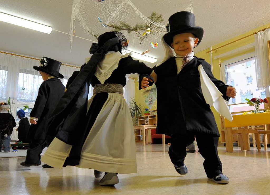 Brauchtum: Sorbische Vogelhochzeit im Kindergarten von Crostwitz bei Bautzen. Brauchtum: Sorbische Vogelhochzeit im Kindergarten von Crostwitz bei Bautzen.