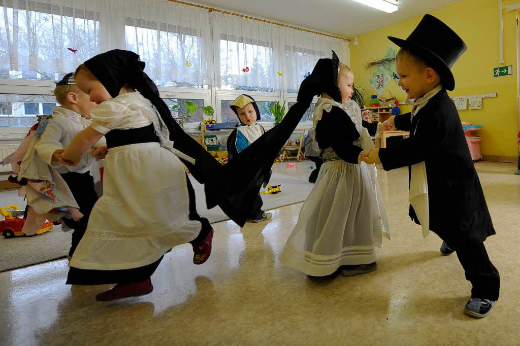 Brauchtum: Sorbische Vogelhochzeit im Kindergarten von Crostwitz bei Bautzen. Brauchtum: Sorbische Vogelhochzeit im Kindergarten von Crostwitz bei Bautzen.