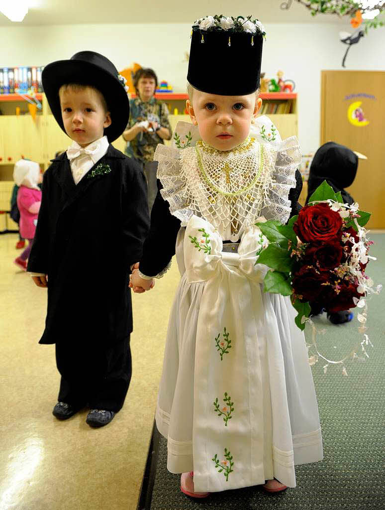 Brauchtum: Sorbische Vogelhochzeit im Kindergarten von Crostwitz bei Bautzen. Brauchtum: Sorbische Vogelhochzeit im Kindergarten von Crostwitz bei Bautzen.