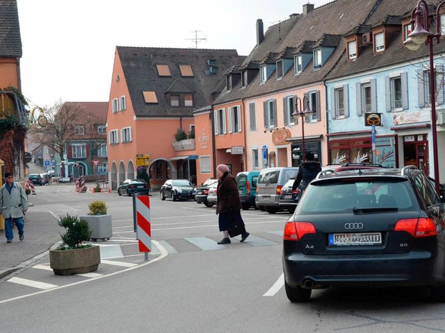 Die fehlenden Zebrastreifen verunsichern Fugnger und Autofahrer.  | Foto: Agnes Pohrt