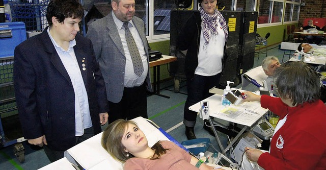 Zur ersten Blutspende Zeit genommen, t...ler vom Blutspendedienst (von links).   | Foto: Roland Gutjahr