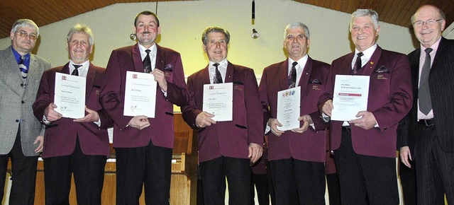 Dank und Anerkennung fr jahrzehntelan...no Weber und Chorleiter Hermann Hess.   | Foto: Roland Vitt