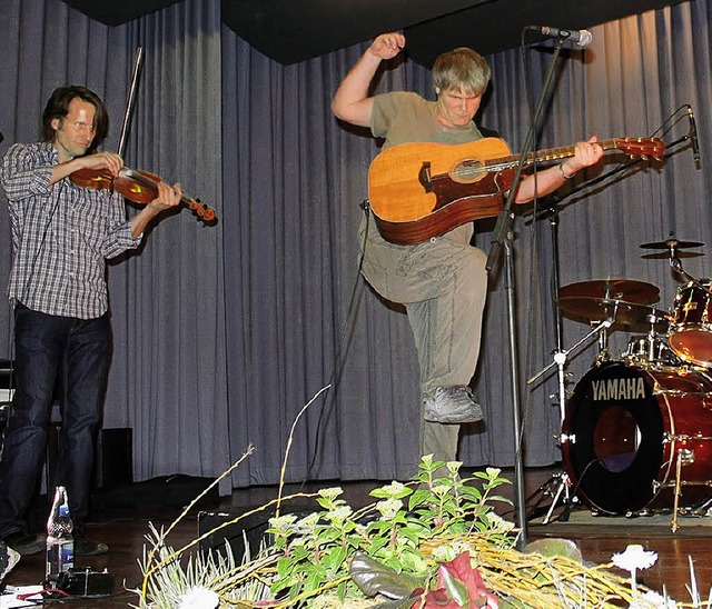 Steven Bailey (links) und  Gitarrist G...r Bhne des Ringsheimer Brgerhauses.   | Foto: Adelbert Mutz