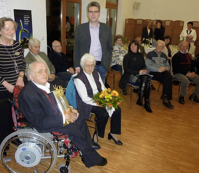 Gerhard Engler (im Rollstuhl) und Chri...inige der 35 ehrenamtlichen Helfer zu.  | Foto: Karlernst Lauffer