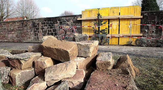 Die Lcke ist gesichert, die Steine wa... Friedhofsmauer eingepasst zu werden.   | Foto: Christoph Breithaupt