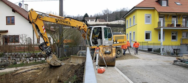 In der Vorstadt in Istein werden  gr...en fr das Oberflchenwasser verlegt.   | Foto: Frey