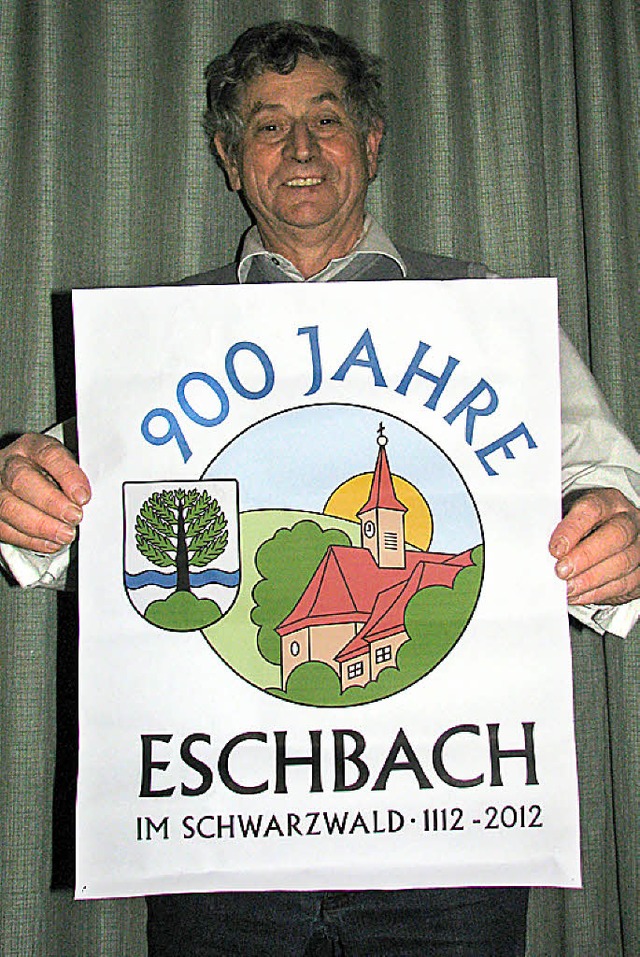 Esdhbachs Ortsvorsteher Bernhard Schuler mit dem Logo der 900-Jahr-Feier.   | Foto: Monika Rombach