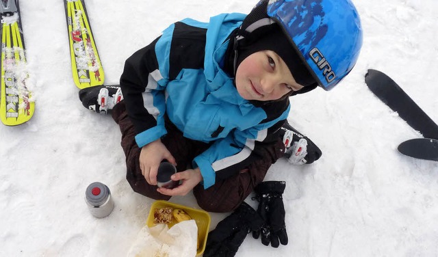 Weitenjagd macht hungrig:  Erik Maier (7) beim wohlverdienten Vesper.  | Foto: Johannes Bachmann