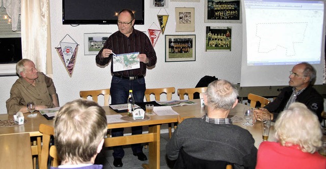 Harald Ebner (stehend) informierte ber den Flchennutzungsplan.   | Foto: Heiner Fabry