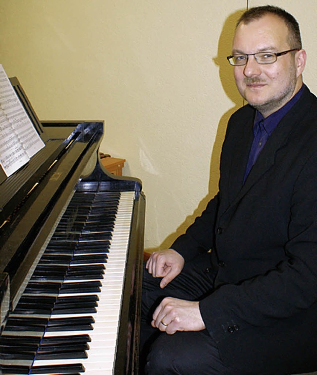 Matthias Wamser dirigiert den Kammerchor.  | Foto: Chris Rtschlin