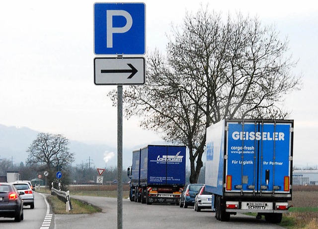 Der Parkplatz an der B34 bei Warmbach muss weg, er wird nach Westen verschoben.   | Foto: Ralf Staub